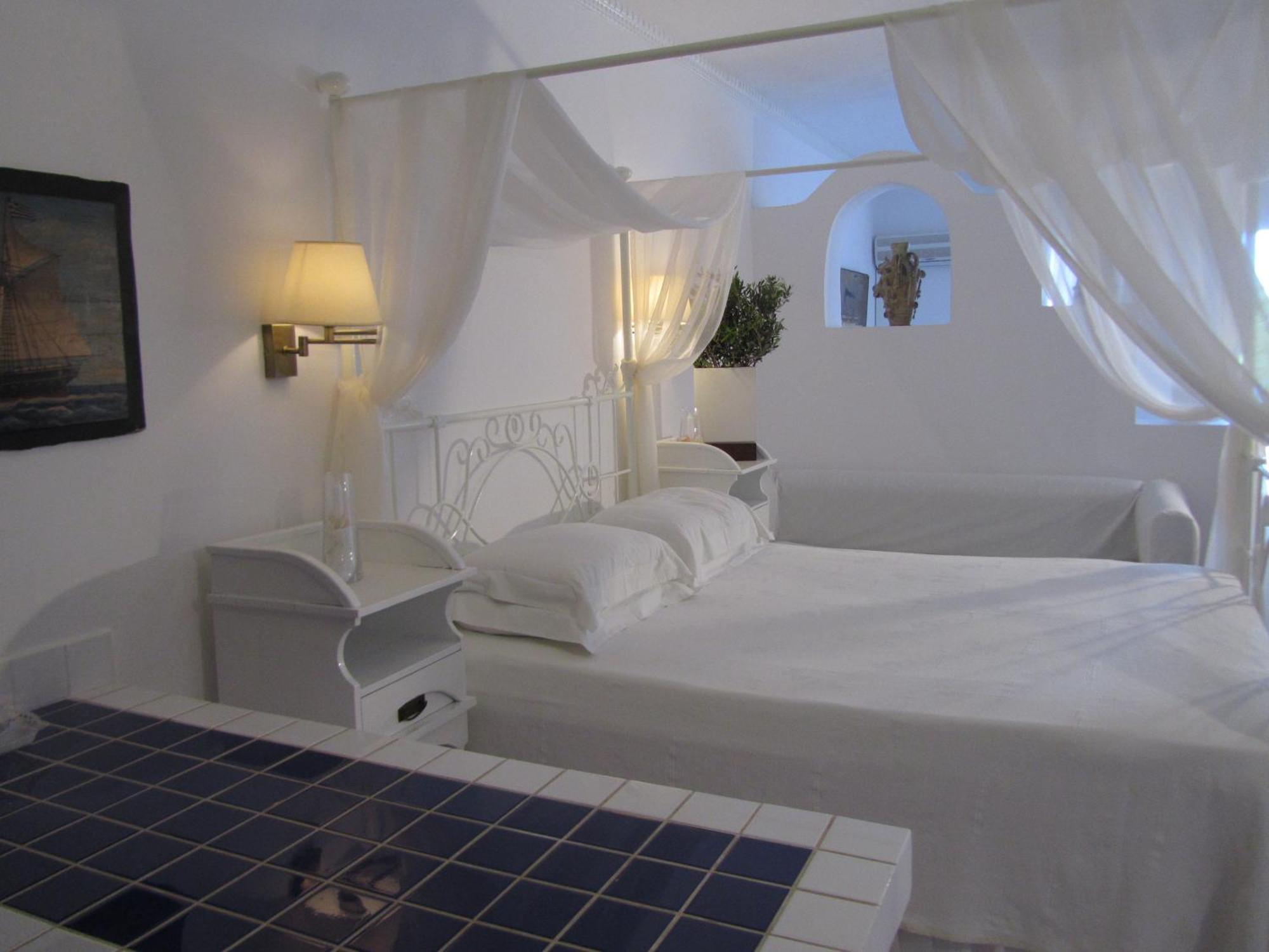 Porto Scoutari Romantic Hotel 스칼라 객실 사진